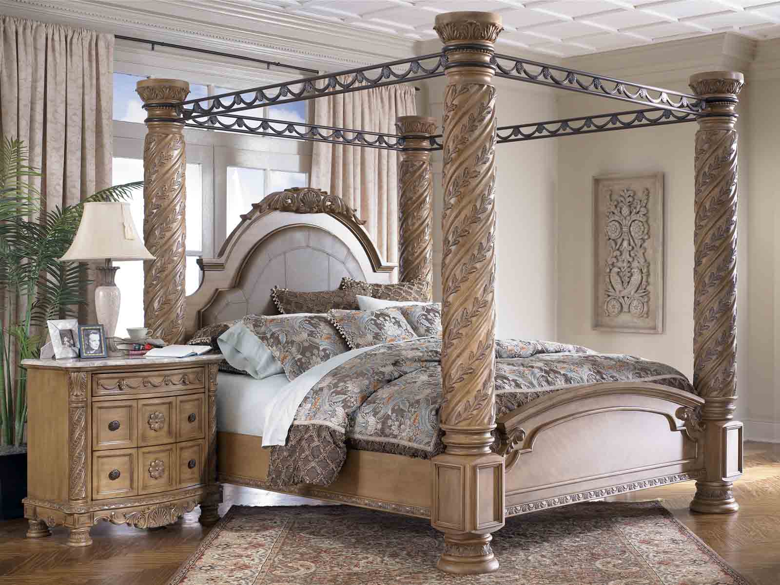 Canopy Bed Bedroom Decorating Ideas